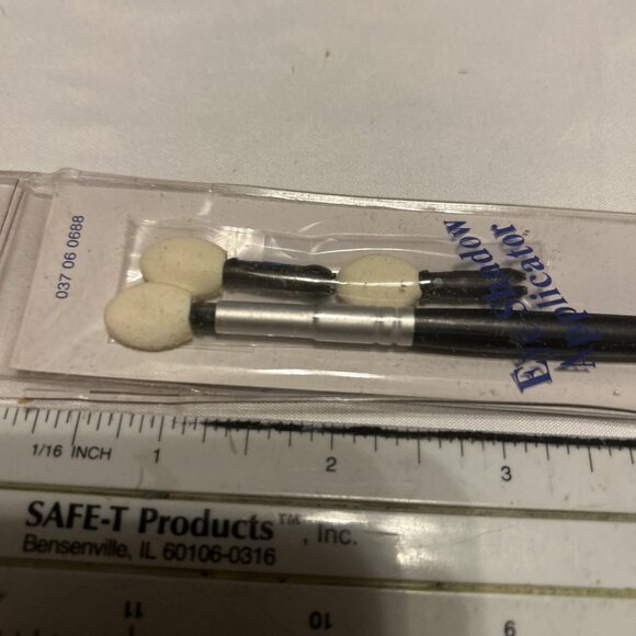Targeted Placement Sponge Blending Eye Shadow Brush W/2 Extra Replacement Tips N - Picture 3 of 10